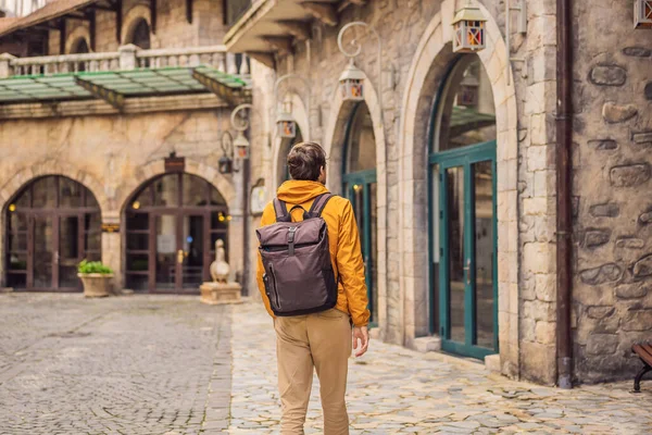 Ung man turist går ner på gatan i en europeisk stad efter slutet av COVID-19 coronavirus. Karantänen är över. — Stockfoto