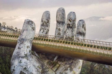 Ünlü turist eğlencesi - Ba Na Hills 'in tepesindeki altın köprü, Vietnam