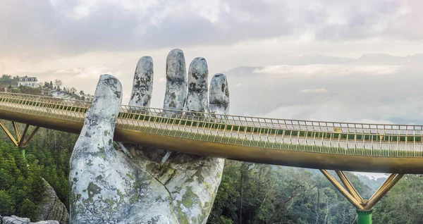 Famosa attrazione turistica - Ponte d'oro in cima alle colline Ba Na, Vietnam — Foto Stock