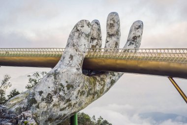 Ünlü turist eğlencesi - Ba Na Hills 'in tepesindeki altın köprü, Vietnam