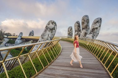 Ünlü turist merkezindeki genç kadın turist - Ba Na Hills, Vietnam 'ın tepesindeki Altın Köprü