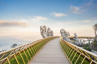 Ünlü turist eğlencesi - Ba Na Hills 'in tepesindeki altın köprü, Vietnam