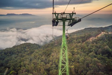 Ba Na Hills, Vietnam 'ın tepesindeki Avrupa şehrinin ünlü turistik cazibesine giden teleferik.