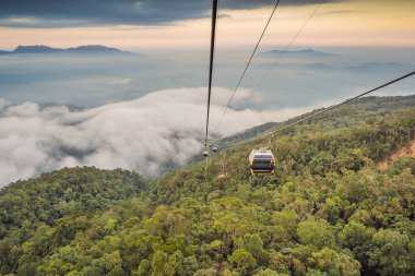 Ba Na Hills, Vietnam 'ın tepesindeki Avrupa şehrinin ünlü turistik cazibesine giden teleferik.