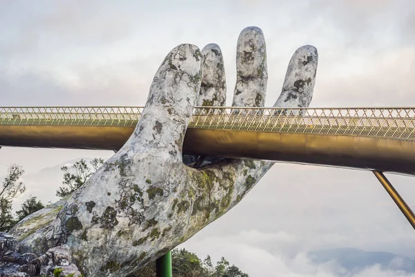 Ünlü turist eğlencesi - Ba Na Hills 'in tepesindeki altın köprü, Vietnam