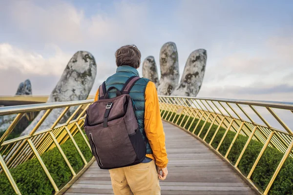 유명 한 관광 명소에 있는 젊은 관광객 - 베트남, 바나 힐스 꼭대기에 있는 황금 다리 — 스톡 사진