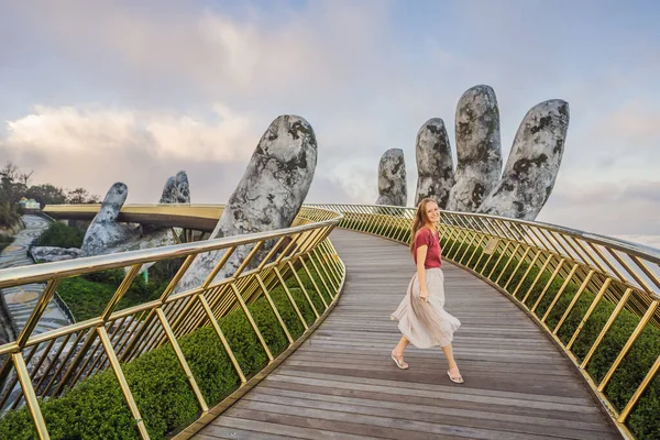 Junge Touristin an berühmter Touristenattraktion - Goldene Brücke auf dem Gipfel der Ba Na Hills, Vietnam — Stockfoto