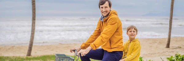 Apa a fiával, miután egy hétvégi kirándulás kerékpárral egy nyári napon a gyönyörű táj BANNER, hosszú FORMAT — Stock Fotó