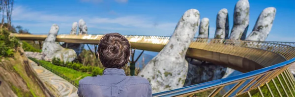 Fiatal ember turista a híres turisztikai attrakció - Arany híd tetején a Ba Na Hills, Vietnam BANNER, LONG FORMAT — Stock Fotó