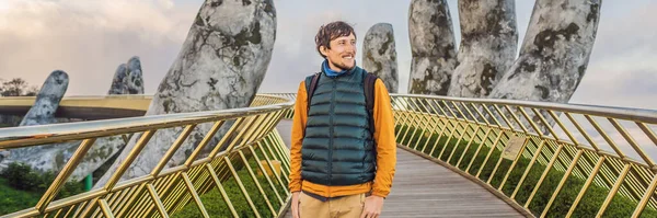 Молодой человек турист на знаменитой туристической достопримечательности - Золотой мост на вершине холмов Ба На, Вьетнам Баннер, Длинный Формат — стоковое фото