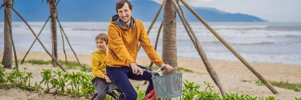 Padre con il figlio fare un'escursione di fine settimana in bicicletta in una giornata estiva nel bellissimo paesaggio BANNER, FORMATO LUNGO — Foto Stock