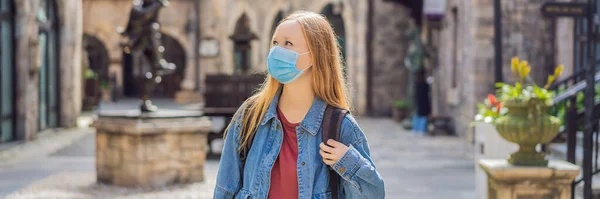 BANNER, LONG FORMAT Une jeune femme portant un masque médical pendant le coronavirus COVID-19 se promène dans une ville européenne après la fin du coronavirus COVID-19. quarantaine — Photo