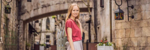 Eine junge Touristin läuft nach dem Ende des Coronavirus COVID-19 in einer europäischen Stadt die Straße entlang. Quarantäne ist vorbei BANNER, LONG FORMAT — Stockfoto