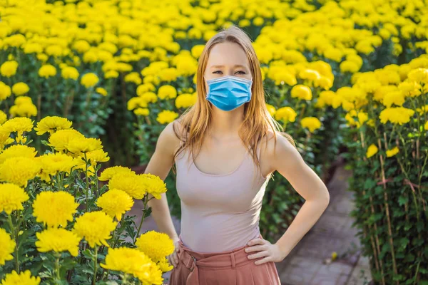 Beautiful Caucasian tourist woman wearing a medical mask during COVID-19 coronavirus in Tet holidays. Vietnam Chinese Lunar New Year in springtime — Stock Photo, Image