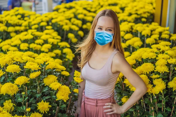 Beautiful Caucasian tourist woman wearing a medical mask during COVID-19 coronavirus in Tet holidays. Vietnam Chinese Lunar New Year in springtime — Stock Photo, Image