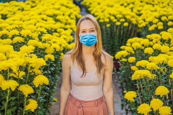 Beautiful Caucasian tourist woman wearing a medical mask during COVID-19 coronavirus in Tet holidays. Vietnam Chinese Lunar New Year in springtime — Stock Photo, Image