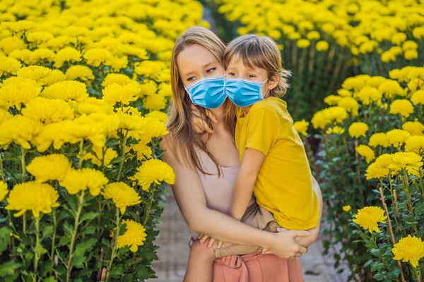 Turistas caucásicos madre e hijo llevando una máscara médica durante el coronavirus COVID-19 en las vacaciones del Tet. Vietnam Año Nuevo Lunar chino en primavera — Foto de Stock