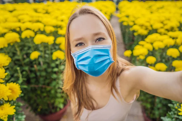 Hermosa mujer turista caucásica que lleva una máscara médica durante el coronavirus COVID-19 en las vacaciones del Tet. Vietnam Año Nuevo Lunar chino en primavera — Foto de Stock