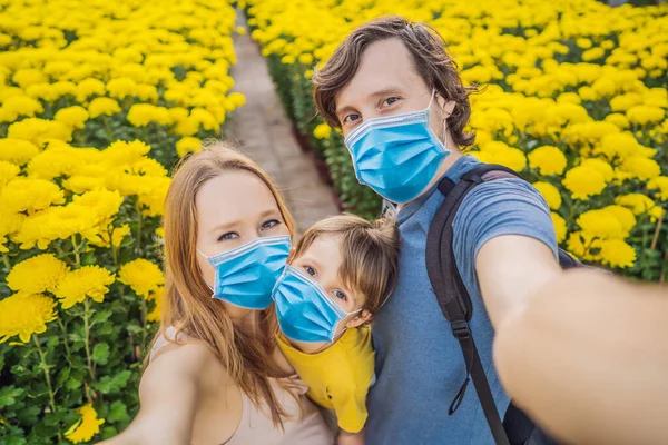 카프카스 관광객 어머니, 아버지, 아들은 Tet 공휴일에 COVID-19 코로나 바이러스 (coronavirus) 중에 의료용 마스크를 착용 한다. 베트남 중공 설주 기 봄철 — 스톡 사진