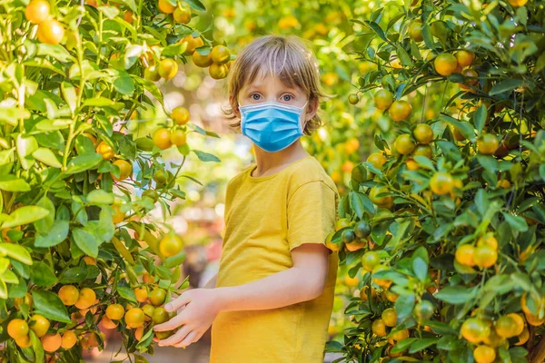 Niño turista caucásico usando una máscara médica durante el coronavirus COVID-19 en las vacaciones del Tet. Vietnam Año Nuevo Lunar chino en primavera — Foto de Stock