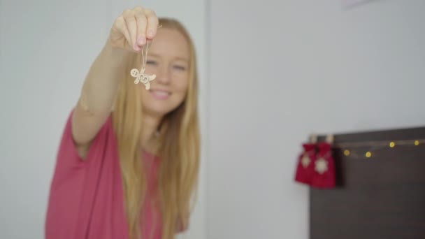 Una joven mujer prepara un calendario de adviento para su hijo — Vídeo de stock