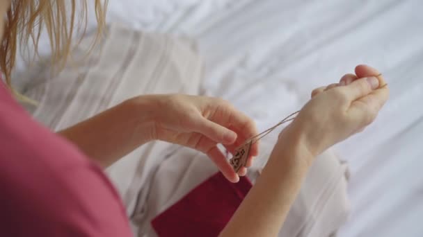 A young woman prepares an advent calendar for her child — Stock Video