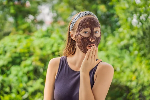 Mujer joven con máscara facial de algas contra el fondo del jardín —  Fotos de Stock