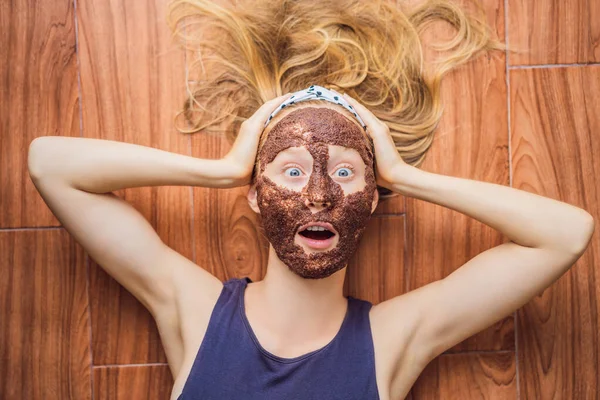 Mujer joven con máscara facial de algas tumbada en el suelo — Foto de Stock