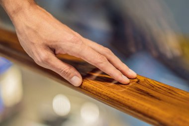 Destek, yardım ve insan konsepti - insan eli parmaklıklara yakın