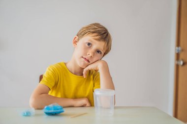 Kimyasal testler. Ev laboratuarı için aletler. Çocuk Explorer. Çocuk kimyasal bir reaksiyon izliyor. Genç kimyager bilimsel deneyler yapıyor. fiziksel deney içeride