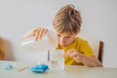 Kimyasal testler. Ev laboratuarı için aletler. Çocuk Explorer. Çocuk kimyasal bir reaksiyon izliyor. Genç kimyager bilimsel deneyler yapıyor. fiziksel deney içeride