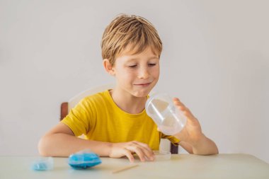 Kimyasal testler. Ev laboratuarı için aletler. Çocuk Explorer. Çocuk kimyasal bir reaksiyon izliyor. Genç kimyager bilimsel deneyler yapıyor. fiziksel deney içeride