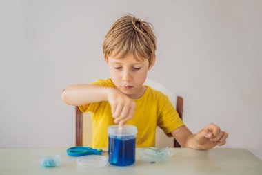 Kimyasal testler. Ev laboratuarı için aletler. Çocuk Explorer. Çocuk kimyasal bir reaksiyon izliyor. Genç kimyager bilimsel deneyler yapıyor. fiziksel deney içeride