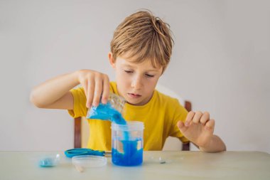 Kimyasal testler. Ev laboratuarı için aletler. Çocuk Explorer. Çocuk kimyasal bir reaksiyon izliyor. Genç kimyager bilimsel deneyler yapıyor. fiziksel deney içeride