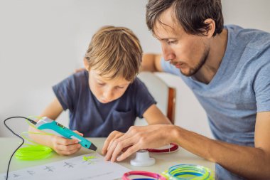 Oğlan ve babası 3D çizim kalemi kullanıyorlar. Yaratıcı, boş zaman, teknoloji eğitimi kavramı