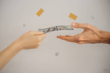 Emlakçı, kiracılar taşınmak üzereyken dairenin durumunu kontrol eder. Duvarlar hasar gördü, ya parasını ödersiniz ya da depozitonun bir kısmını kesersiniz.