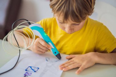 3D çizim kalemi kullanan bir çocuk. Yaratıcı, boş zaman, teknoloji eğitimi kavramı