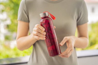 Ev yapımı mayalanmış Raw Kombucha Çayı. Ejderha meyvesiyle içmeye hazır. Yaz