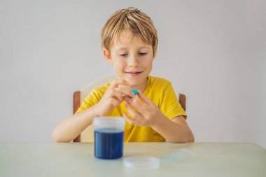 Kimyasal testler. Ev laboratuarı için aletler. Çocuk Explorer. Çocuk kimyasal bir reaksiyon izliyor. Genç kimyager bilimsel deneyler yapıyor. fiziksel deney içeride