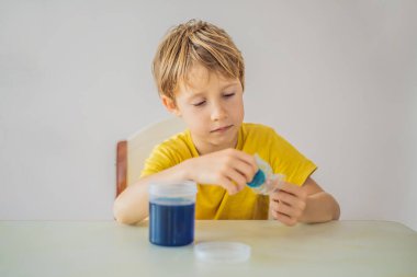 Kimyasal testler. Ev laboratuarı için aletler. Çocuk Explorer. Çocuk kimyasal bir reaksiyon izliyor. Genç kimyager bilimsel deneyler yapıyor. fiziksel deney içeride