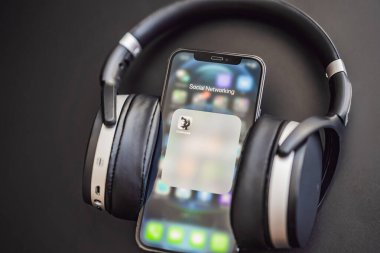 23 Şubat 2021, ABD, New York: Kulüp binası ses sohbet uygulaması görüntüsü akıllı telefon IPhone 12 profesyonel. Kulüp binası 2021 'in başlarında inanılmaz bir popülerlik kazandı.