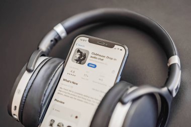 23 Şubat 2021, ABD, New York: Kulüp binası ses sohbet uygulaması görüntüsü akıllı telefon IPhone 12 profesyonel. Kulüp binası 2021 'in başlarında inanılmaz bir popülerlik kazandı.
