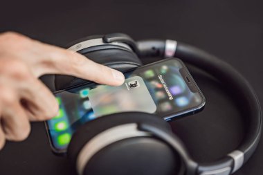 23 Şubat 2021, ABD, New York: Kulüp binası ses sohbet uygulaması görüntüsü akıllı telefon IPhone 12 profesyonel. Kulüp binası 2021 'in başlarında inanılmaz bir popülerlik kazandı.