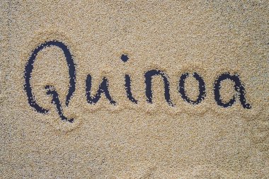 Siyah arka planda kinoa ve parmaklı bir yazı - kinoa