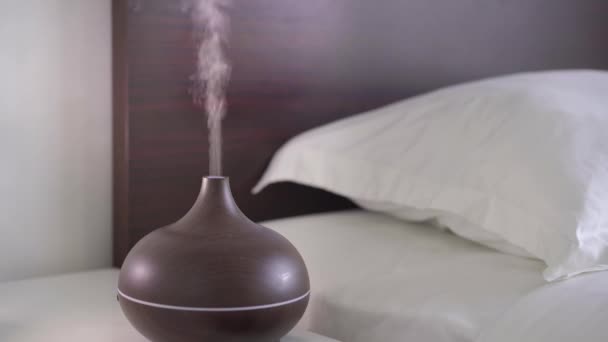 Aromaterapeutický difuzor pracující na nočním stolku. Koncept hlubokého a klidného spánku — Stock video