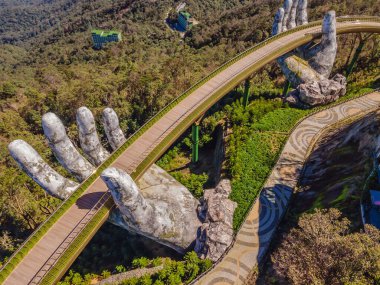Ünlü Altın Köprü 'nün üst hava manzarası Vietnam' ın Da Nang kentindeki Ba Na Hill 'deki turizm merkezinde iki dev el tarafından kaldırıldı.