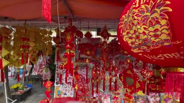 Slowmotion skott av färgglada röda och gyllene kinesiska lyktor säljs på en asiatisk gatumarknad före Tet semester eller Lunar nytt år i Asien. TET-konceptet. Res till Asien. Bokstäver på lyktor och — Stockvideo