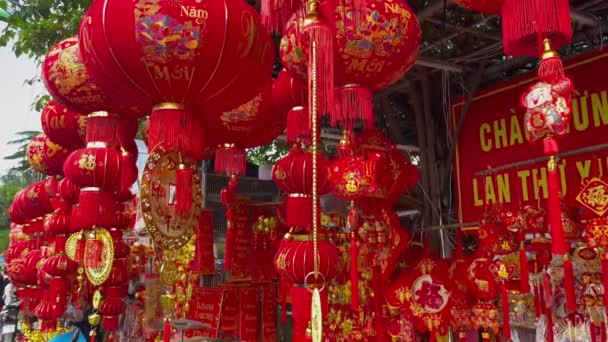Asya 'daki Tet bayramından ya da Ay' ın yeni yılından önce Asya 'daki bir sokak pazarında satılan renkli kırmızı ve altın renkli Çin fenerlerinin yavaş çekimleri. TET konsepti. Asya 'ya git. Fenerlerdeki harfler ve — Stok video