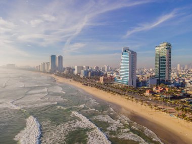 Da Nang, Vietnam 'daki İHA' dan My Khe Beach 'e, Central Beach ve deniz kenarındaki binalara. Bir İHA 'dan fotoğraf
