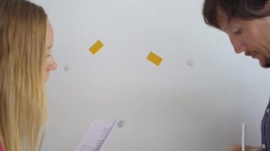 Mülk sahibi ya da emlakçı, bu daireyi duvardaki hasardan dolayı kiralayan kadını ücretlendiriyor.